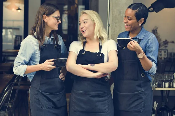 Barista donne in grembiuli — Foto Stock