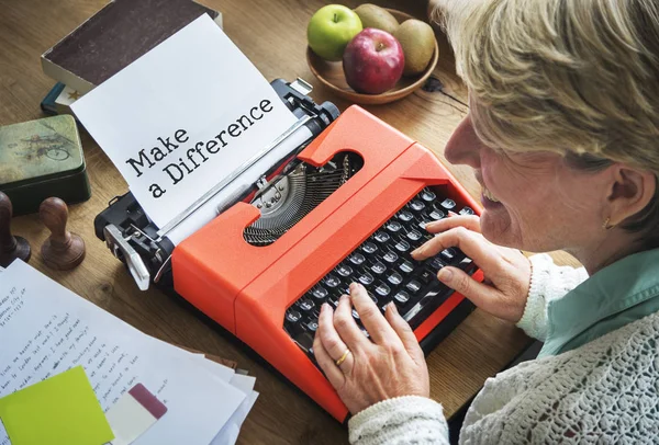 Ανώτερος γυναίκα γράφει στη γραφομηχανή μηχανή — Φωτογραφία Αρχείου
