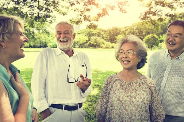 Senior vrienden hebben plezier in het park — Stockfoto