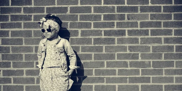 Fashionistka dziewczyny przed mur z cegły — Zdjęcie stockowe