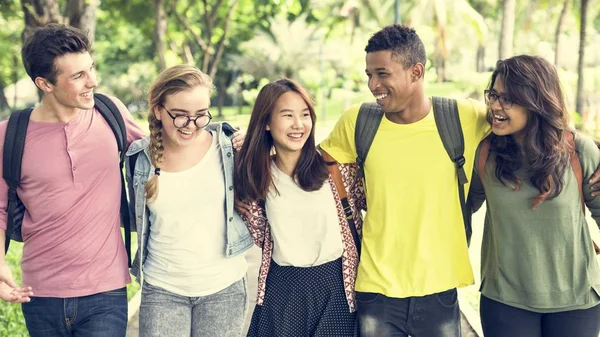 Rozmanité studenti venku — Stock fotografie