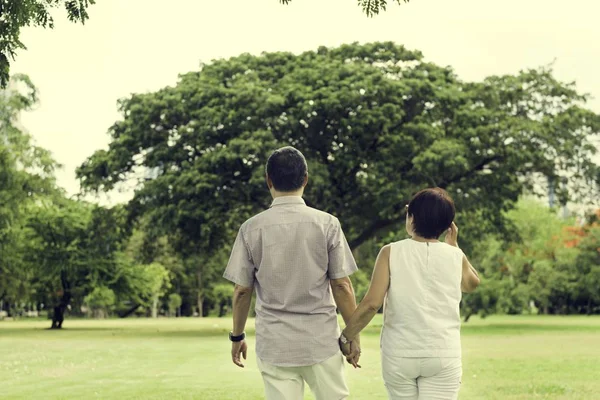 Par som spenderar tid i parken — Stockfoto