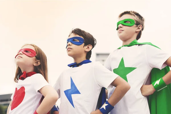 Kinderen in kostuums superhelden — Stockfoto