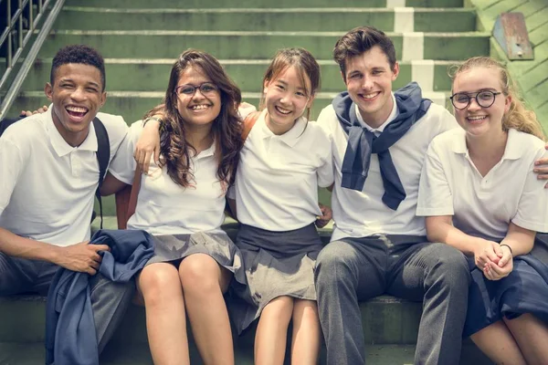 Diversi studenti in uniforme scolastica — Foto Stock