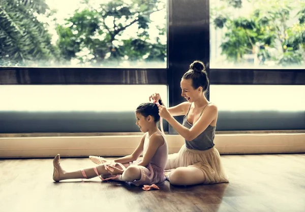 Ballerina's zittend op de vloer — Stockfoto