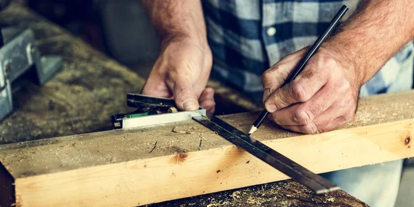 Woodeworker řemeslník v dílně — Stock fotografie
