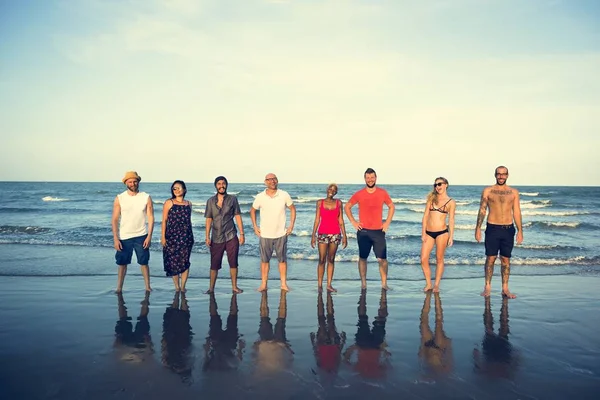 Jóvenes de pie cerca del mar — Foto de Stock