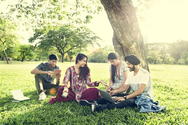 Beaux amis indiens en plein air — Photo