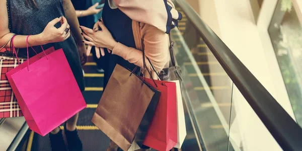 Menschen mit Einkaufstüten — Stockfoto