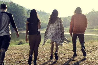 Ormanda yürüyüş arkadaş