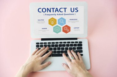 dizüstü bilgisayarda çalışan insan