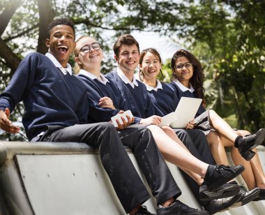 Çeşitli öğrenciler okul üniformalı