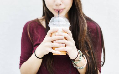 Genç bayan çay içiyor.