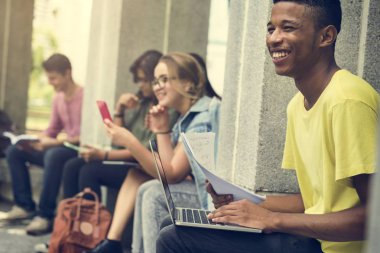 Genç öğrencileri açık havada