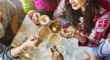 Kahve ve çay içme Hint arkadaşlar