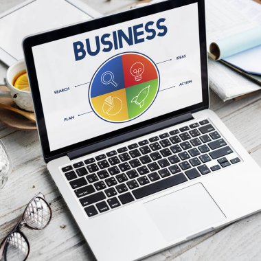 ekranda metin olan dizüstü bilgisayar