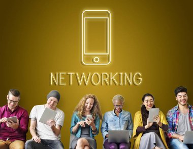 İnsanlar dijital araçları tarama  