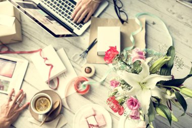 Dizüstü bilgisayarda çalışan kadın