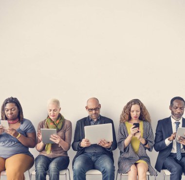 kişi iskemlede oturuyor