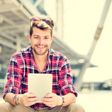 Dijital tablet kullanan genç adam
