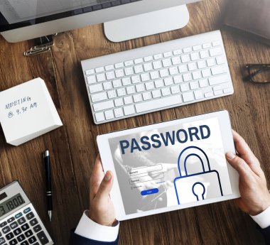 Dijital tablet kullanan işadamı