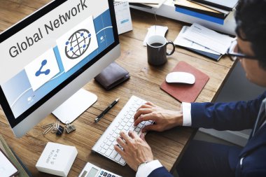 Ofiste çalışan iş adamı