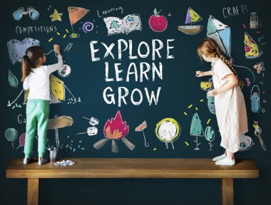 Yazı tahtası üzerinde çizim çocuklar