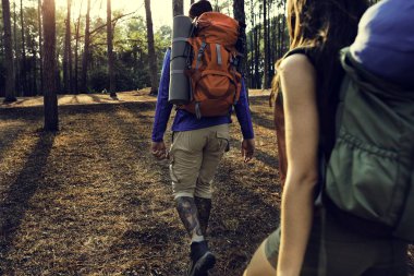 genç bir çift yolcuları 