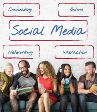 insanlar oturur koltukta cihazlar ile 