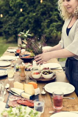 Akşam yemeği için tablo hazırlama kadın