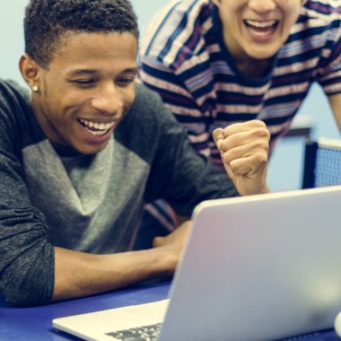 ping pong tablo açılan laptop