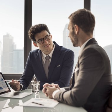 Ofiste çalışan iş adamları.