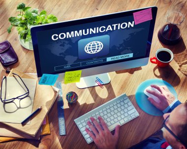 Bilgisayar kullanan adam