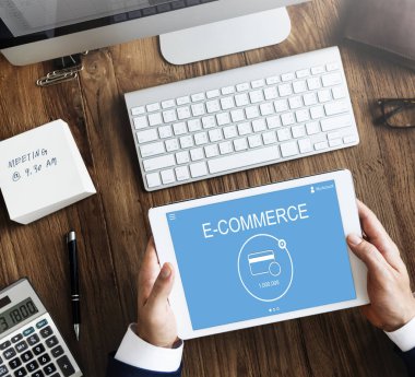 Dijital tablet kullanan işadamı