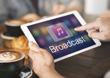 Tablet kahve dükkanında kullanan kişi