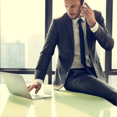 Ofiste çalışan iş adamı