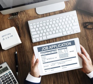 Dijital tablet kullanan işadamı