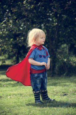 Süper kahraman küçük çocuk parkı