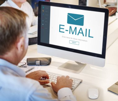 Olgun iş adamı bilgisayarda çalışıyor.