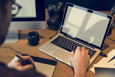 Bilgisayarda çalışan fotoğrafçı
