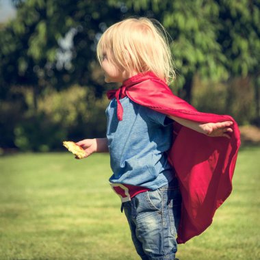 Süper kahraman küçük çocuk parkı