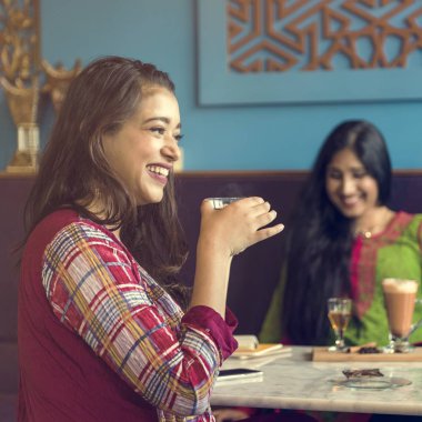 Kahve ve çay içme Hint arkadaşlar