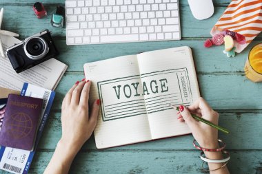 Günlüğe notlar yazan kadın