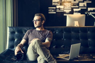 fotoğrafçı holding kamera