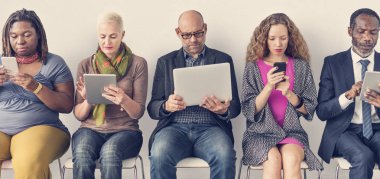 kişi iskemlede oturuyor