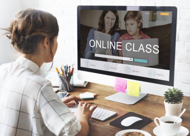 Studio bilgisayarla çalışma kız