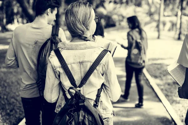 Studenti a piedi nel Parco — Foto Stock