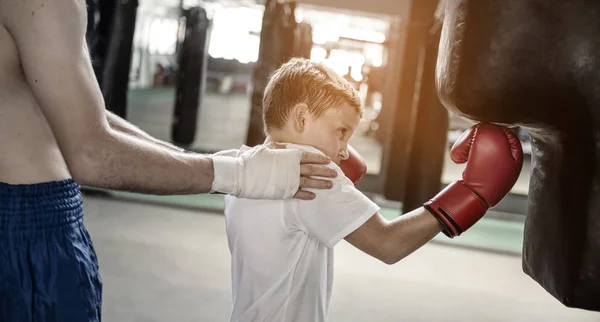 Jongen opleiding boksen met leraar — Stockfoto