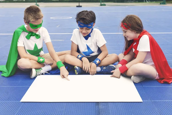 Barn i kostymer superhjältar — Stockfoto
