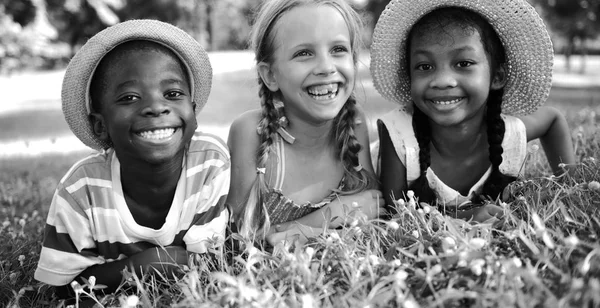 다민족 어린이 야외 — 스톡 사진
